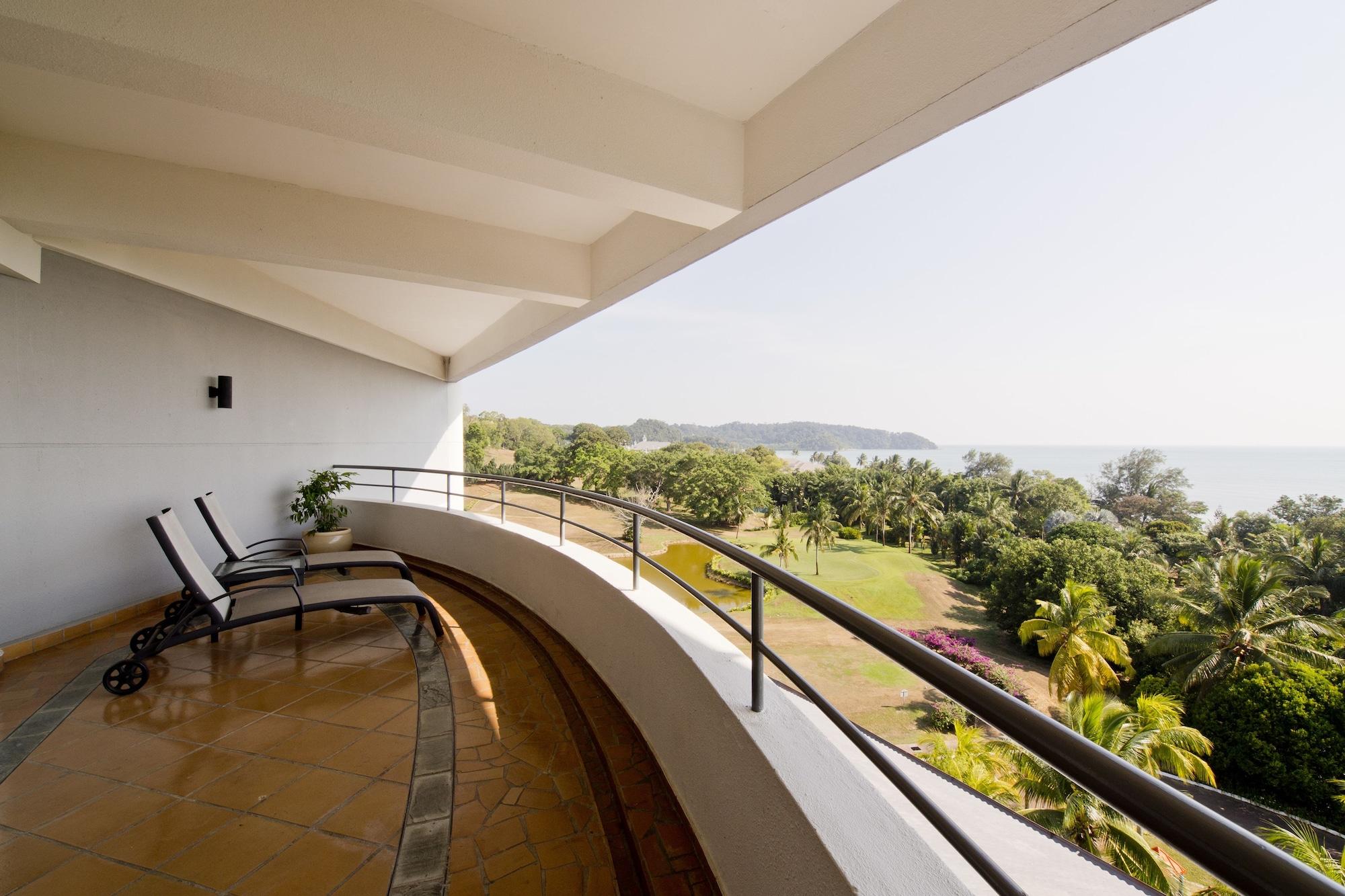 Thistle Port Dickson Resort מראה חיצוני תמונה A balcony