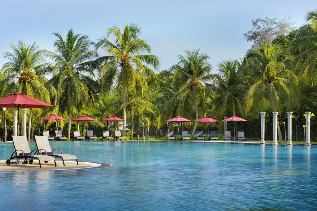 Thistle Port Dickson Resort מראה חיצוני תמונה The pool at the Royal Malaysian Police Club